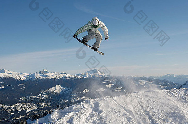 滑雪板跳跃在不列颠哥伦比亚省<strong>惠</strong>斯勒的偏远地区进行了一次<strong>巨</strong>大的跳跃