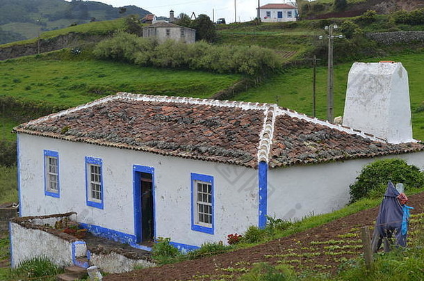 亚速尔群岛圣玛丽亚岛上的一个小教区圣埃斯皮里托的传统房屋和乡村景观