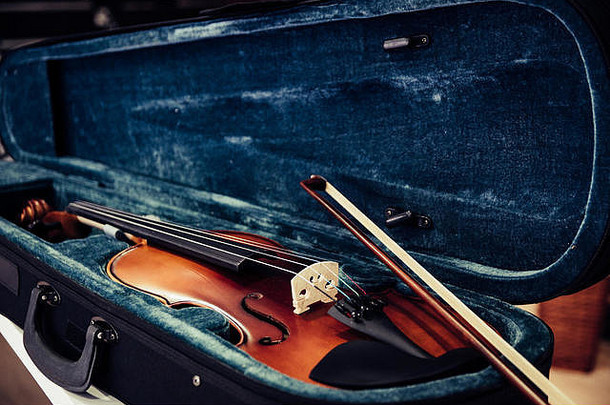 小提琴在它的外壳上。音乐商店的蓝色天鹅绒小提琴盒