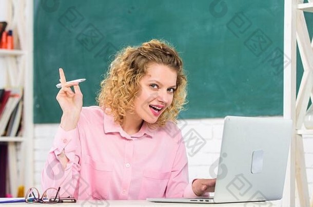 这是一堂计算机课。学生在数字平板电脑上观看教育教程。女孩在教室里在线学习。在线教育。自由职业者工作。学生们拿着笔记本电脑。女教师。<strong>教师节</strong>。