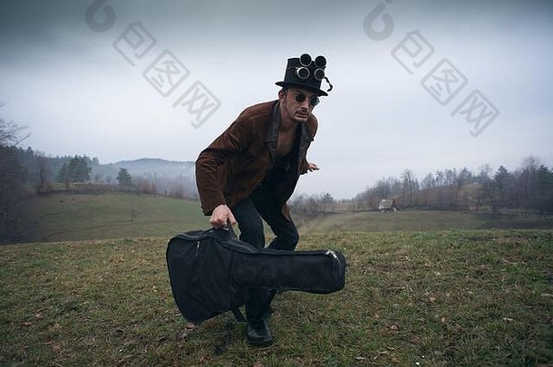表演，一个在草地上戴圆柱帽的男人