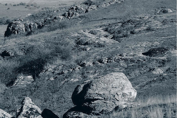 丘陵地带的石头。黑白照片。网页设计背景