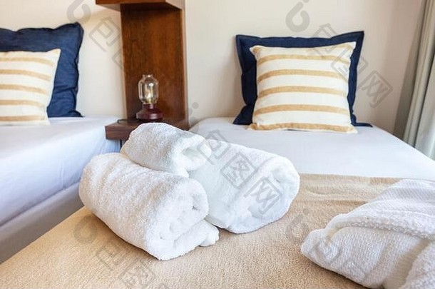 现代卧室欧洲酒店设计浴袍特写镜头白色背景