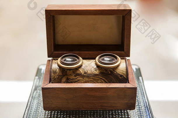 老式木制立体图查看器，内置于木箱中。十九世纪