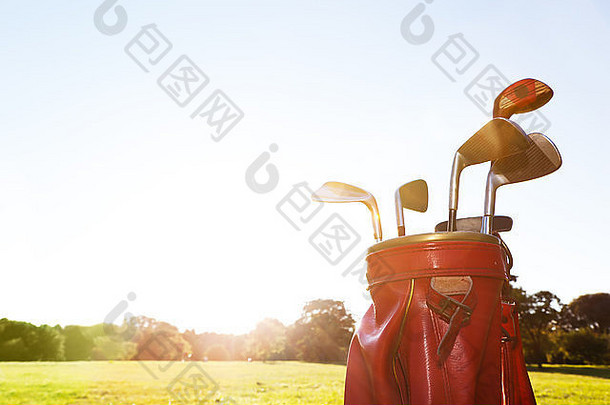 高尔夫球器材。阳光明媚的日子里，高尔夫球场上穿着皮包的职业球杆。