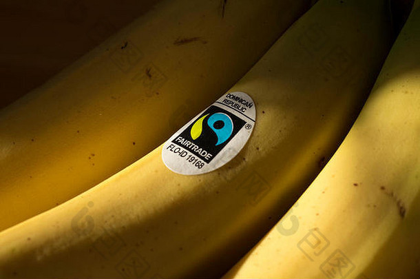 一捆贴着公平贸易标签的香蕉