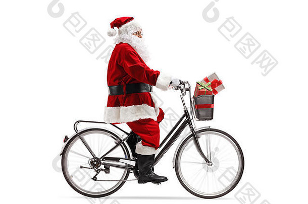 在白色背景上，圣诞老人骑自行车的全长侧面照片