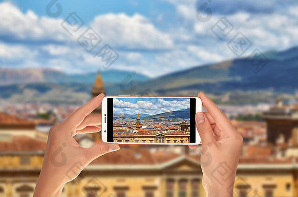 一名游客正在用手机从意大利佛罗伦萨的上空拍摄一张照片