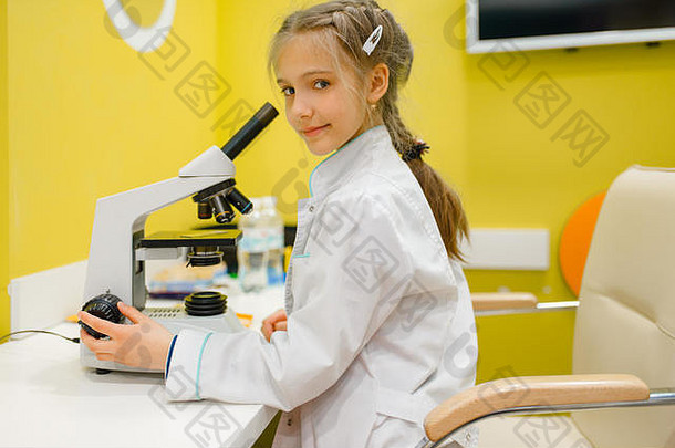 在显微镜前，扮演医生，游戏室的女孩