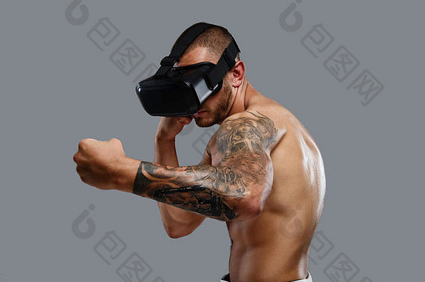 戴着虚拟现实眼镜的赤膊野蛮<strong>拳击</strong>手。