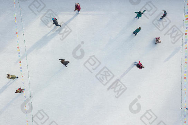 户外溜冰场，人们在冬天骑马。从无人机上俯瞰。