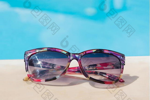 游泳池的太阳镜。暑假摘要