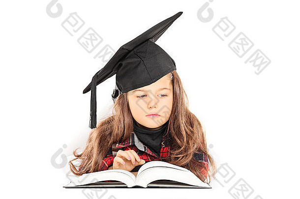 戴着毕业帽看书的可爱小女孩