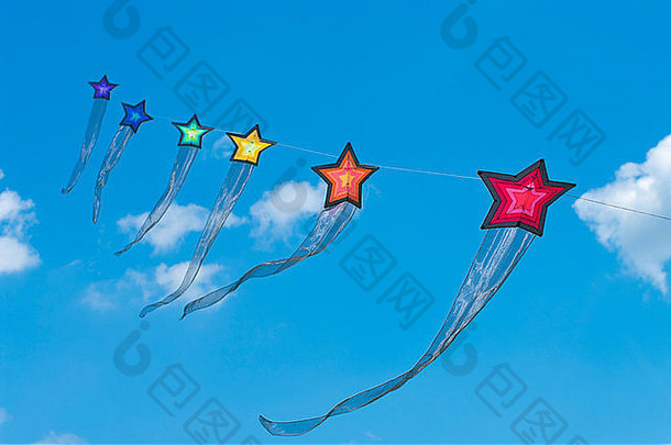 在荷兰特温特兰举行的<strong>第三届</strong>国际风筝节上，一串串五颜六色的星星风筝