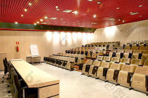 现代会议室内部配备座椅和董事会。没有人