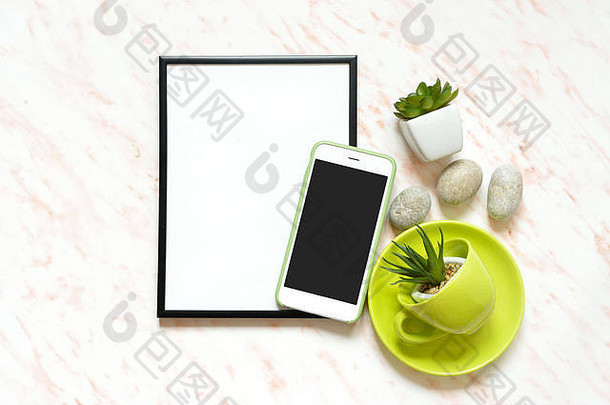 创意平铺大理石书桌，白色空框，文本、电话、杯子、石头和多汁背景