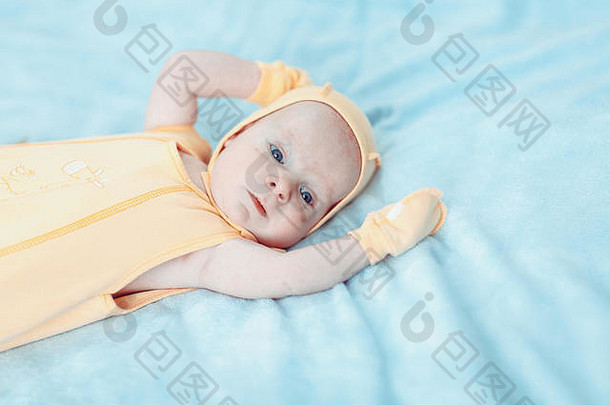 fev个月大的可爱婴儿肖像