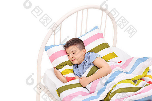 可爱的小男孩睡在白色背景的舒适床上