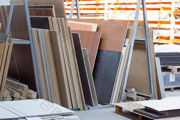 中密度纤维板，刨花板。不同厚度和颜色的木板。工业规模的家具生产用家具配件，以及
