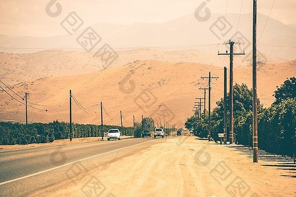 南加州至内华达山脉的公路。加州乡村公路。美国
