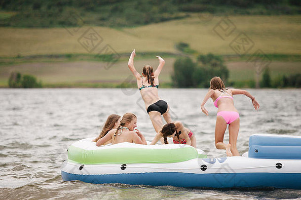 在湖面上乘坐充气小艇的少女。