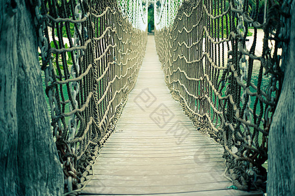 新加坡<strong>圣淘沙岛</strong>上风景优美的木索桥，前景部分重点突出