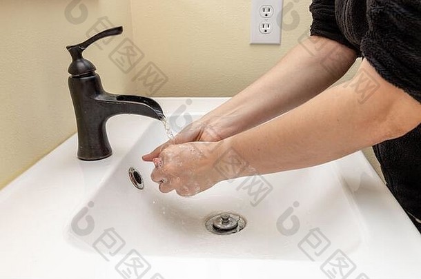 女洗手肥皂袖子滚
