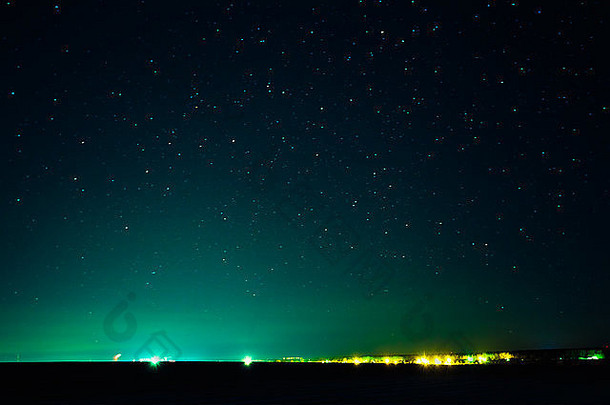 自然真正的晚上天空星星背景纹理布满星星的天空城市