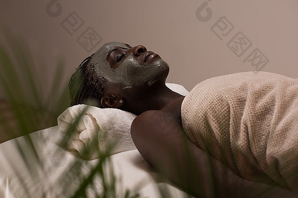 非洲美女在水疗中心戴泥面膜