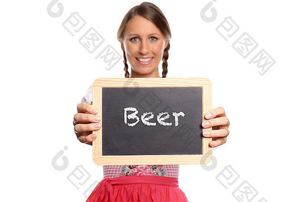 一个穿着迪恩德尔的年轻女子在胸前举着一块写着啤酒的空白复古学校石板