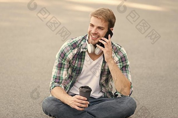 调用朋友幸福健康咖啡打破男人。坐地面喝咖啡放松充电有趣的打破的家伙无忧无虑的学生享受咖啡在户外生活平衡