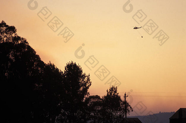 灭火直升机行动布什火灾12月霍克斯伯里谷南威尔士