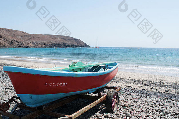 西班牙北非加那利群岛富尔特文图拉：波佐内格罗渔村黑色海滩上的一艘船（波佐内格罗海滩）