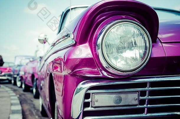 古巴旅游景点的概念。古巴哈瓦那的旧车头灯。浅自由度。音调，水平