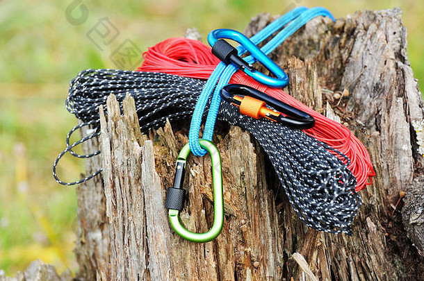 登山用金属钩和绳索。彩色锁环和绳子的照片。攀登概念