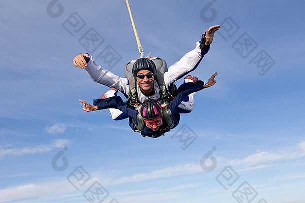 双人跳伞者夫妇在空中一起玩得很开心。当乘客生病时，双人马车的主人在微笑！