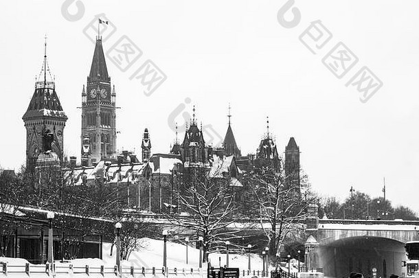 渥太华加拿大住宅的黑白照片，屋顶上有雪。