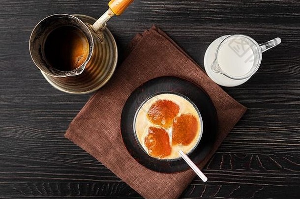 冰拿铁的俯视图，配冷冻咖啡方块和甜奶油