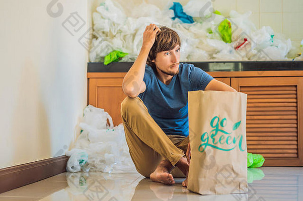 男人。持有包登记绿色在桩塑料袋浪费概念概念世界环境一天