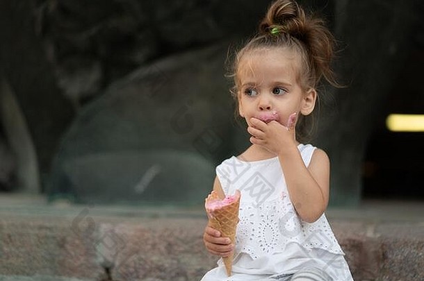 高加索人女孩年吃冰奶油特写镜头肖像夏季童年孩子冻甜点手走户外关闭肖像欧洲女孩witn冰淇淋