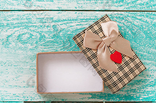 打开蓝色复古木制桌面上的礼品盒。