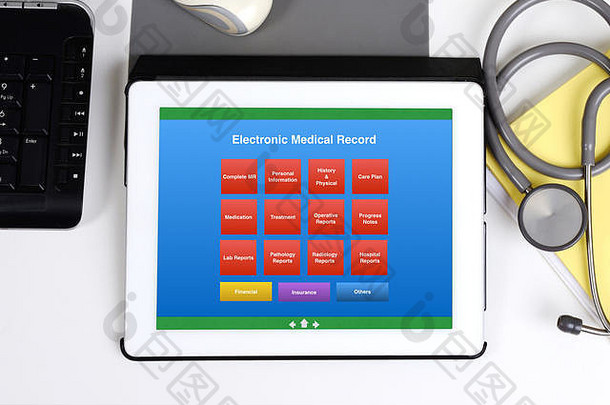 电子病历系统显示在工作台的平板电脑屏幕上。