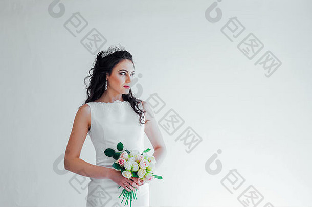 新娘穿着白色婚纱，带着一束鲜花
