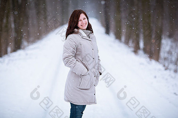 一位年轻女子在雪天的户外的肖像