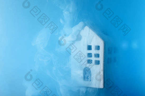 小陶瓷房子水蓝色的丙烯酸油漆概念真正的房地产租金出售加热白色房子仙女演讲