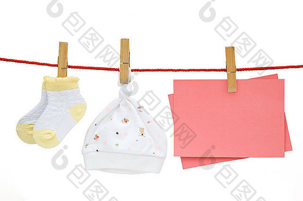 婴儿袜子、帽子和空白便笺用剪纸路径悬挂