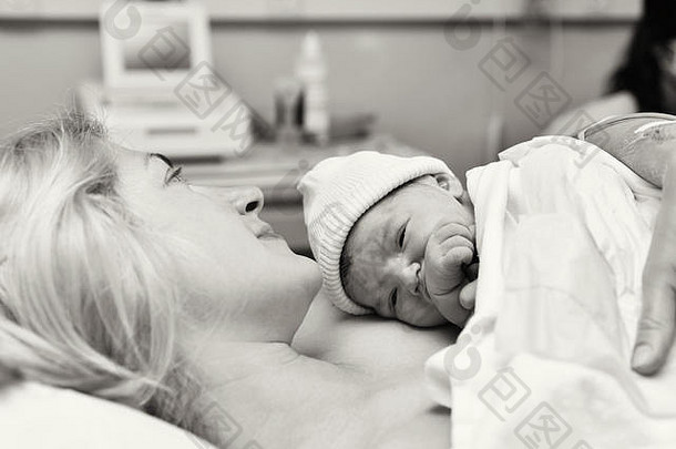 妈妈和新生儿出生后在医院<strong>换肤</strong>