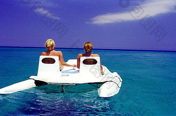 两个女孩在海上骑着皮达洛