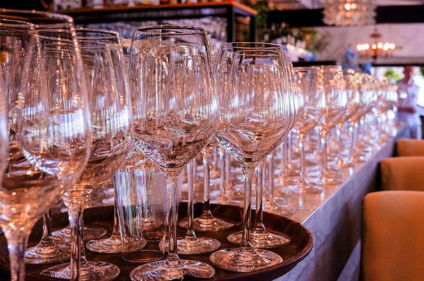 空眼镜酒吧表格聚会，派对透明的玻璃眼镜残余香槟酒概念有趣的聚会，派对庆祝活动