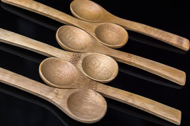 雕刻<strong>竹</strong>勺（茶匙大小）特写。比喻食物，也叫“木勺”，表现不佳，在比赛中倒数第二，垫底，可再生能源。